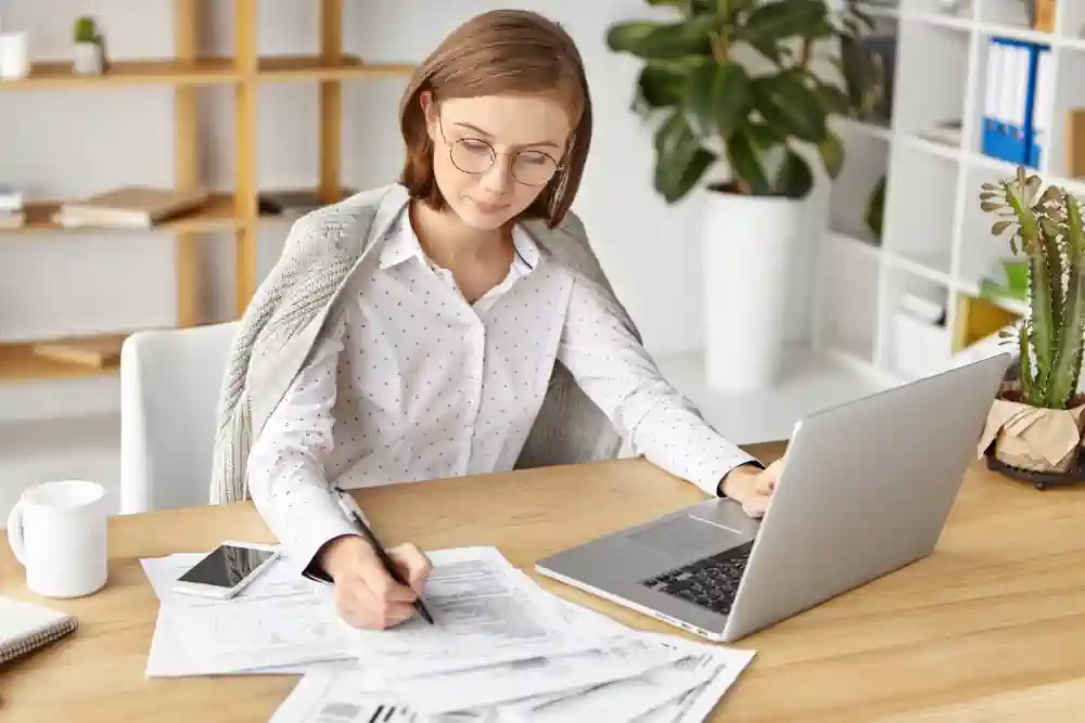 Controalele continue ale tranzacțiilor (CTC) vs. raportarea electronică periodică: Cum diferă aceste modele în 2026